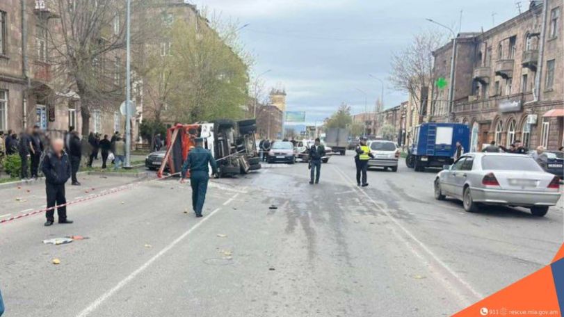 В Гюмри машина Спасательной службы попала в ДТП с 4 другими автомобилями: среди пострадавших – трое спасателей