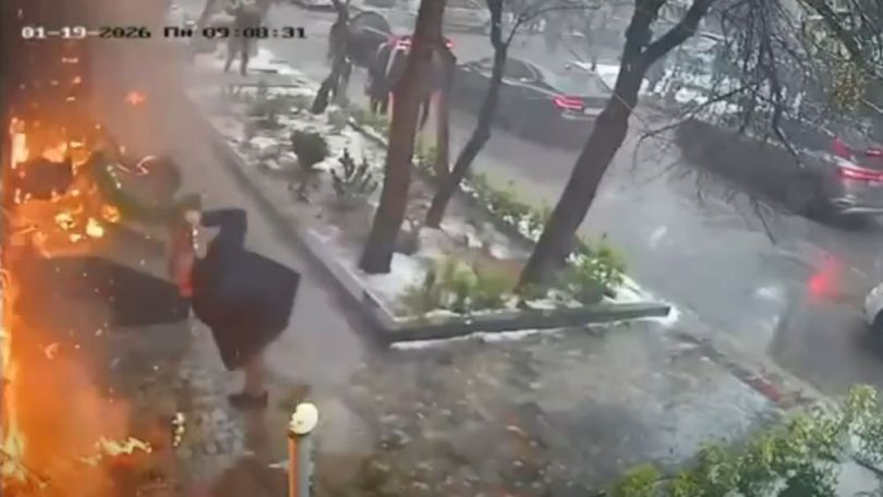 Fire in central Yerevan narrowly misses passer-by