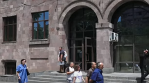Թափթփուկ բոշաներ, ճիվաղ, ռադդ քաշի. Ինչո՞ւ դատարանի բակում հունից դուրս եկան զոհվածների հարազատները