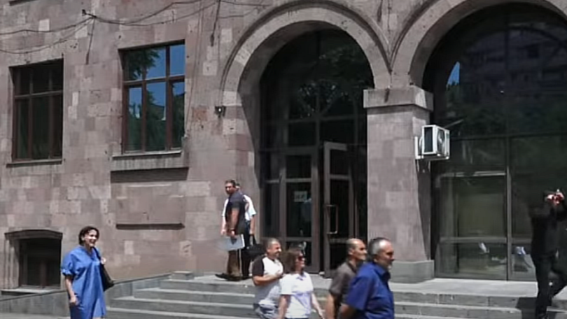 Թափթփուկ բոշաներ, ճիվաղ, ռադդ քաշի. Ինչո՞ւ դատարանի բակում հունից դուրս եկան զոհվածների հարազատները