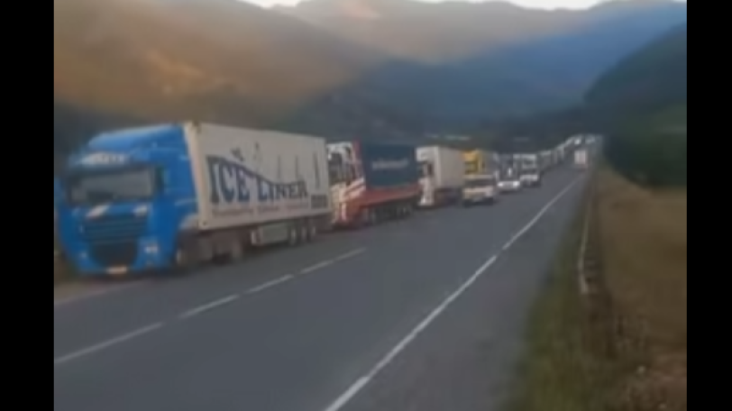 Վերին Լարսի անցակետից գյուղմթերքով, սալորով, դեղձով, խաղողով բեռնված հարյուրավոր մեքենաներ ետ են վերադառնում. Ահազանգ