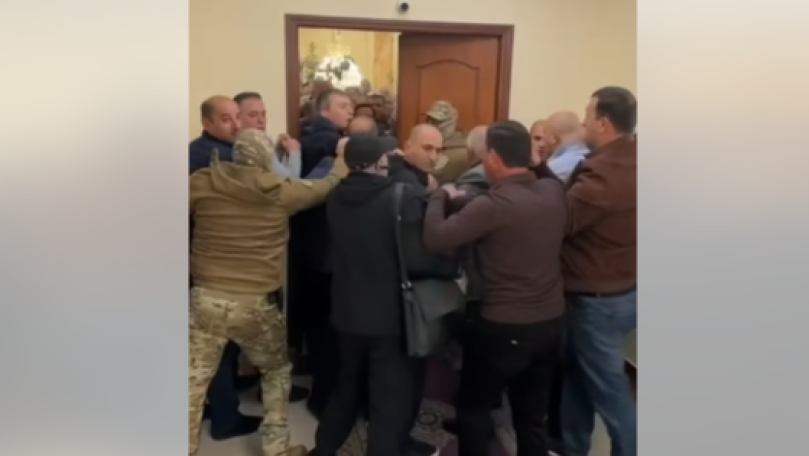 Գյումրու քաղաքապետարանում լարված իրավիճակ է. ԱԱԾ դիմակավորված աշխատակիցներ են ներսում. ՆՈՐ ԿԱԴՐԵՐ