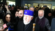 «Զվարթնոց»-ում Վեհափառին դիմավորեցին ծափահարություններով ու վանկարկումներով
