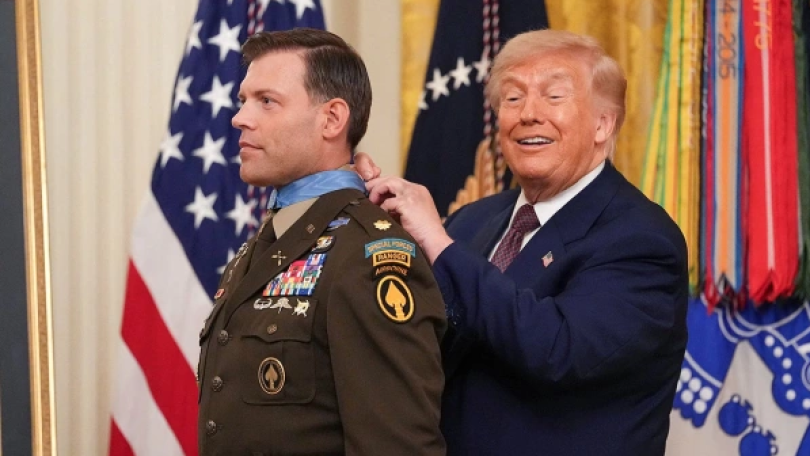 Трамп наградил отставного майора армии США медалью и чуть не задушил его, завязывая ленточку