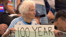 Фотография поддерживающей Месси 100-летней болельщицы стала вирусной