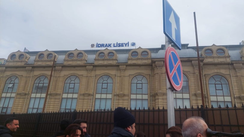 Десятиклассник выстрелил в учителя математики в лицее в Баку