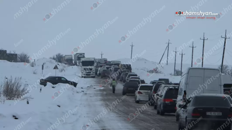 В Арагацотнской области Армении образовалась 18-километровая пробка