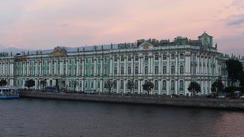 Селфи на троне обошлось посетителю Эрмитажа в 800 тысяч рублей
