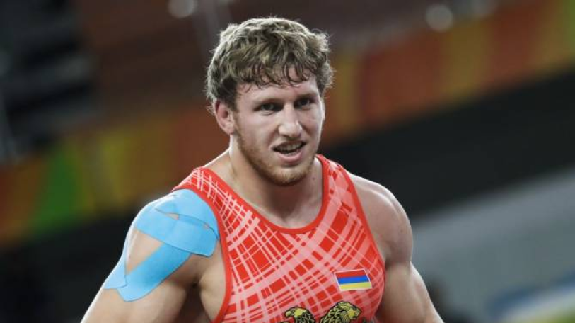 Artur Aleksanyan takes break from mat