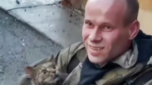 Спасатель в Тюмени при пожаре спас трех кошек, двум из них потребовалась реанимация – он их откачал