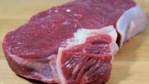 В Беларуси мужчина назло жене съел сырое мясо и умер от асфиксии
