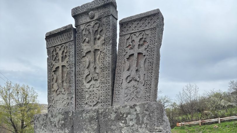 Տուտիկ իշխանի խաչքարերից մեկը վթարային վիճակում է