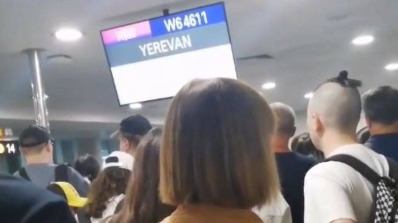 Более 50 пассажиров не пустили на самолет из Кипра в Армению