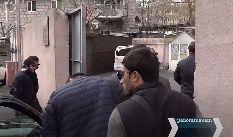 Задержанных в Гюмри доставили в Антикоррупционный комитет в Ереване (Прямое включение)