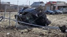 Կոտայքում մեքենան դուրս է եկել երթևեկելի գոտուց, բախվել փայտե էլեկտրասյանն ու գազախողովակներին, կոտրել դրանք, ապա բախվել քարերին և կողաշրջվել