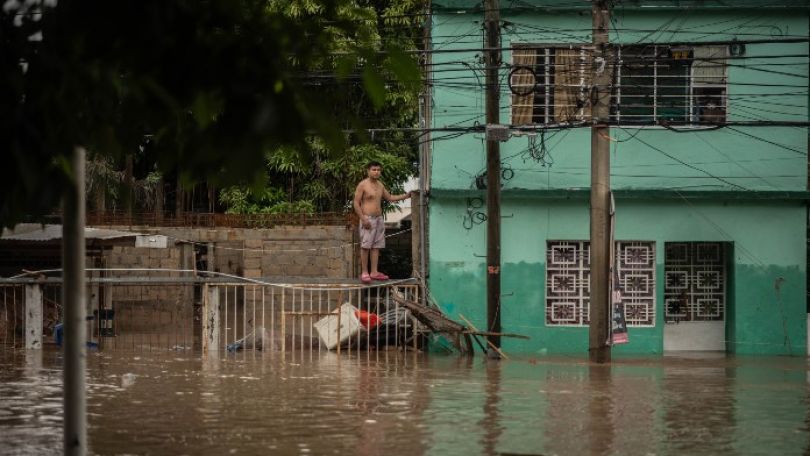 Наводнение в Мексике: более 30 человек погибли и пропали без вести, вода сметала машины