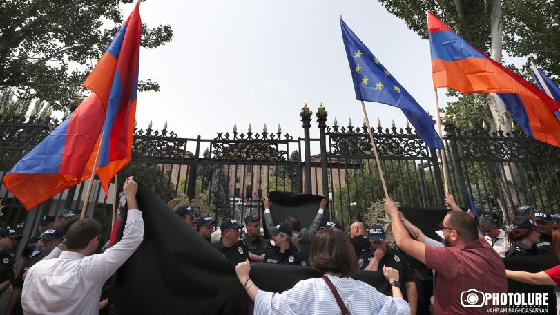 Напряженная ситуация у здания НС Армении: состоялись сразу две акции – против и в поддержку визита Матвиенко в Ереван