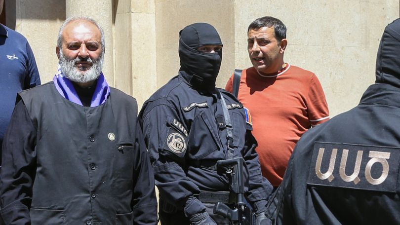 Суд в Ереване арестовал на 2 месяца лидера движения «Священная борьба» архиепископа Баграта Галстаняна