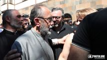 Граждане во главе с архиепископом Микаелом Аджапахяном направляются в Следственный комитет Армении