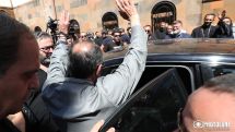 Верующие не дают архиепископу Микаелу Аджапахяну отправиться в СК Армении