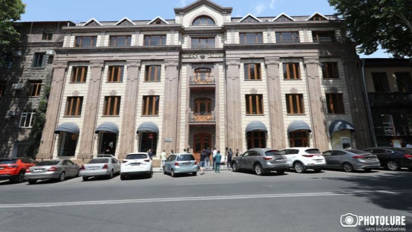 В Армении арестовали на месяц директора принадлежащей Самвелу Карапетяну сети «Ташир Пицца»