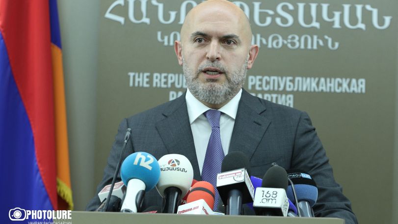 Աշոտյանը ցույց տվեց վերջին մոդելի լուսարձակող վարչական հսկողության «բռասլետը»՝ ոտքին