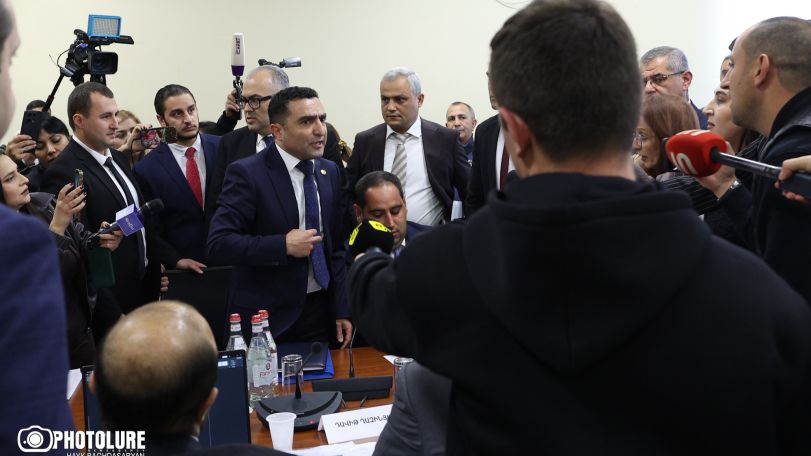 Մի հատ ձեր բեյջերը ցույց տվեք, տեսնեմ լրագորղ եք, թե՝ սադրիչներ. Լարված իրավիճակ՝ ՀԾԿՀ նիստին