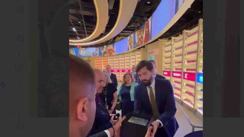 Փաշինյանը Վաշինգտոնում թանգարանին է նվիրել Գրիգոր Նարեկացու մատյանի կրկնօրինակը