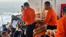 Ferry carrying over 350 people capsizes in Philippines