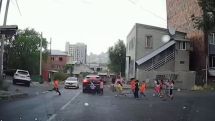Երեխաներին փողոցով անցկացնող 61-ամյա կինը հրավիրվել է ոստիկանության բաժին