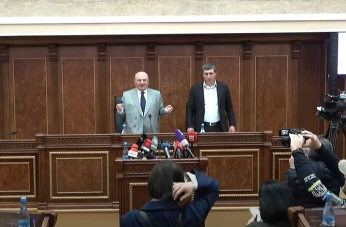 Գյումրու ավագանու նիստին ՔՊ-ն չի մասնակցում. Ղուկասյանը հնչեցրեց Տերունական աղոթքը