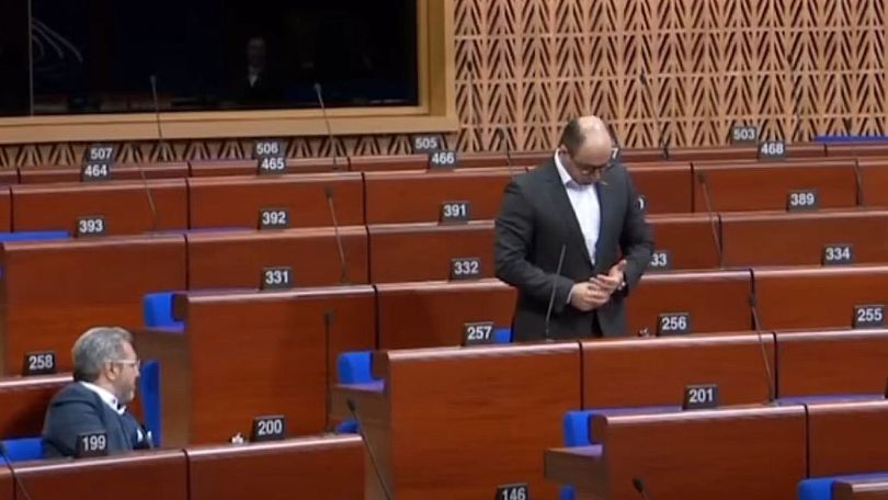 Символический жест: что заставило Мамиджаняна в ПАСЕ молчать и играть с обручальным кольцом?