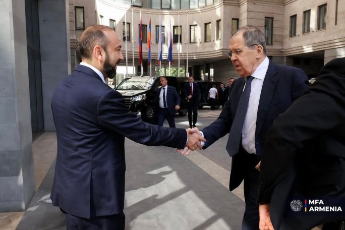 Armenian, Russian FMs hold private talks
