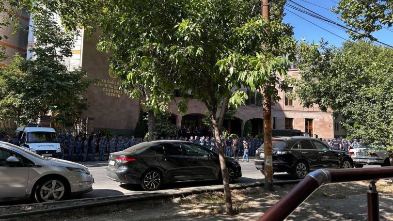 К зданию СК Армении стянуты многочисленные силы полиции