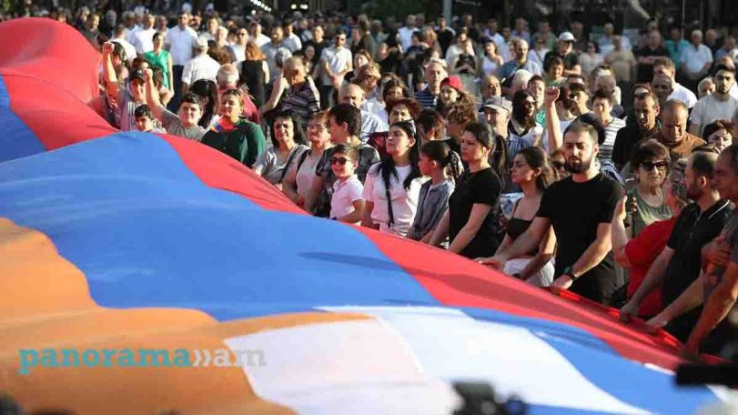 Митинг вынужденных переселенцев из Арцаха – на площади Свободы в Ереване. Фоторепортаж