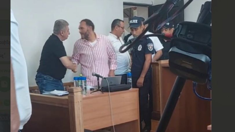 «Շոուի կարիք ես չունեմ». «Ֆազի» uպանnւթյան գործով կալանավորված «Չաղ Ռուստամին» նյարդայնացրեց լրագրողների ներկայությունը դատական նիստին
