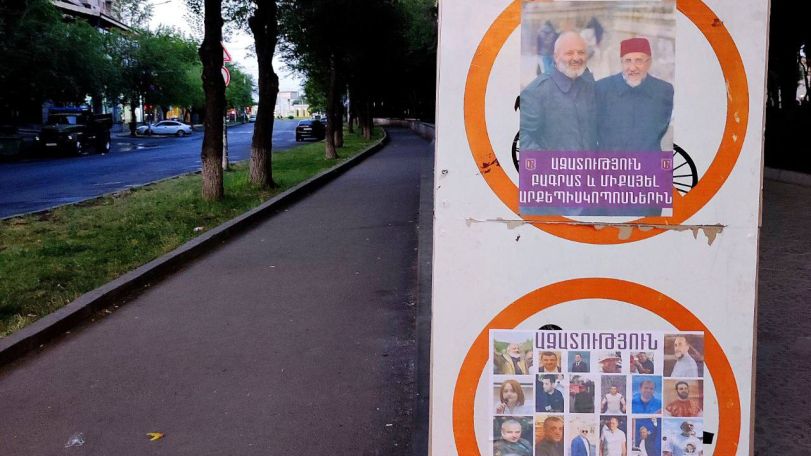 Ազատություն քաղբանտարկյալներին. Ցուցապաստառներ Երևանի փողոցներում