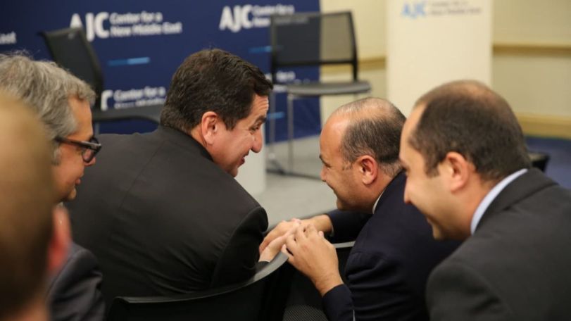 Ձեռքսեղմում՝ Նարեկ Մկրտչյանի ու Ադրբեջանի նախագահի օգնականի միջև