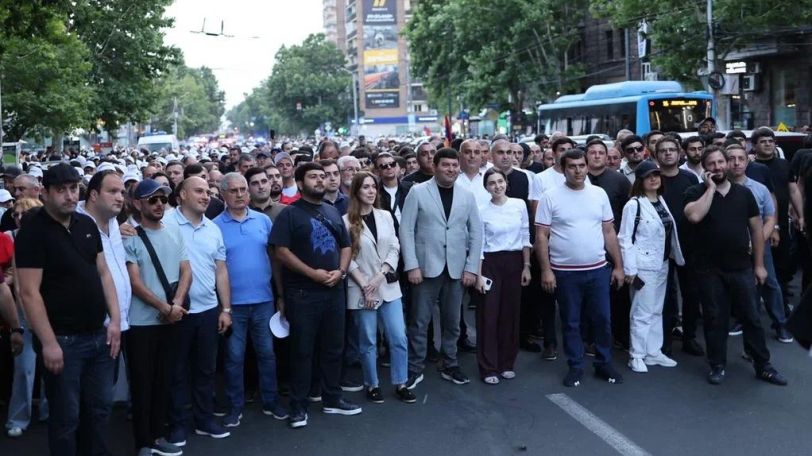 Հոկտեմբերի 28-ին, ժամը 18:00-ից հավաքվում ենք «Զվարթնոց» օդանավակայանում՝ դիմավորելու վարչապետի թեկնածու Դավիթ Համբարձումյանին. «Արթուն ենք»
