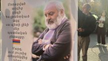 Այս պահին տարբեր պաստառներ և ուղերձներ՝ Շենգավիթի դատարանի դիմաց