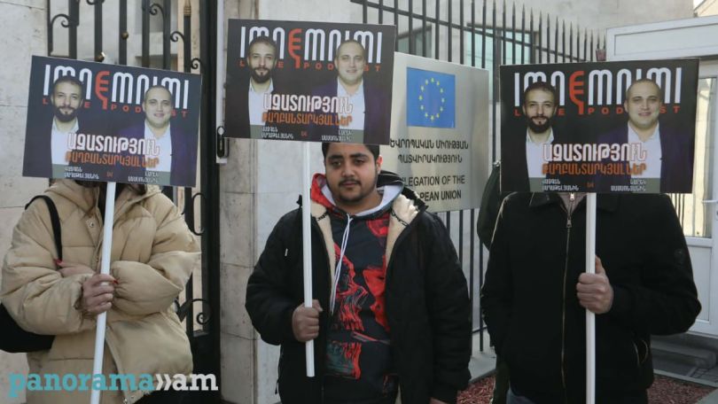 «Ты против Никола Пашиняна – значит, будешь осужден»: команда AntiFake.am провела акцию у здания представительства ЕС в Ереване