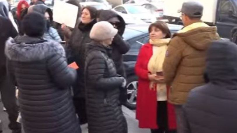 Fraud victims protest outside Armenia's Investigative Committee