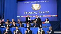 Մեծատառերով գրված «խաղաղություն» բառի ֆոնին Ադրբեջանի նախագահն ու Հայաստանի վարչապետը իրար ձեռք են սեղմում․ Հաջիև