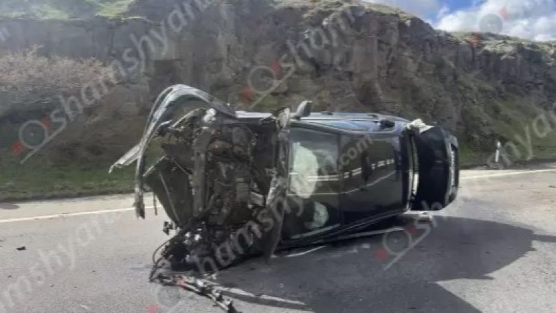 Կոտայքի մարզում«Mercedes»-ը բախվել է հողաթմբին և հայտնվել ճանապարհի մեջտեղում