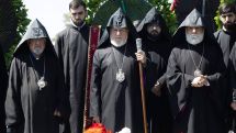 Католикос всех армян в парке Победы в Ереване вознес молитву за мир и упокой душ павших храбрых сынов армянского народа