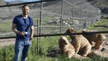Шотландский актер Стивен Кри посетил Армению и навестил спасенных медведей