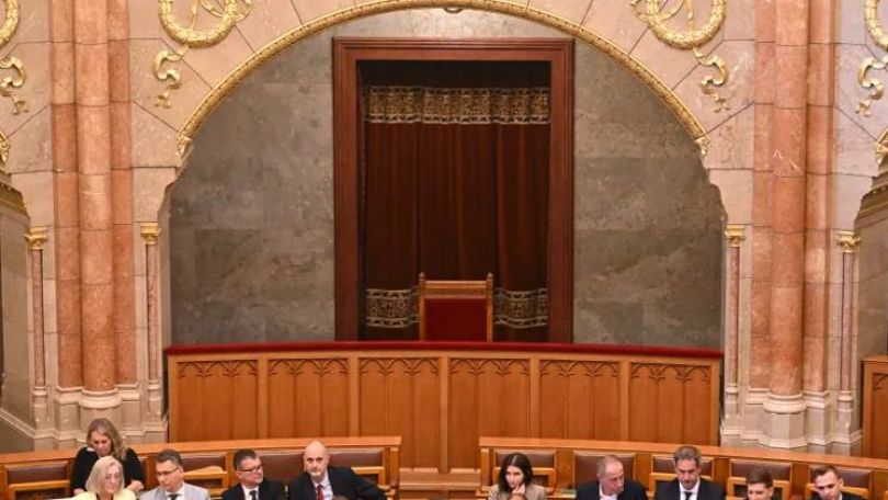 Hungary's parliament votes to oust president