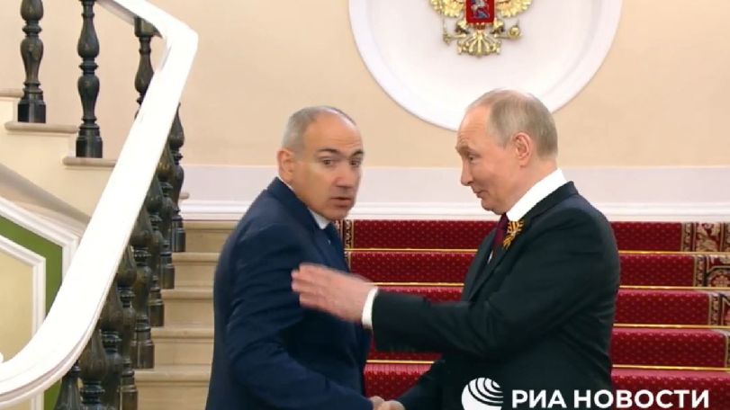Пашинян приехал на Парад Победы в кепке, а Путин указал ему правильную дорогу