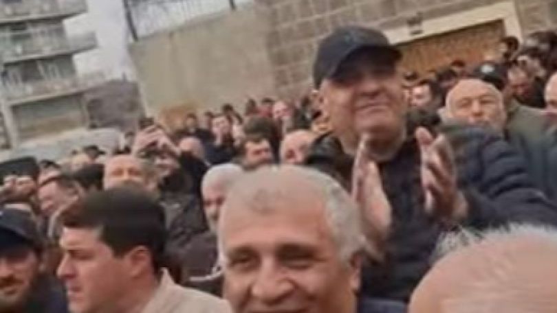 В Аштараке сторонники Карапетяна скандированием «Самвел! Самвел!» заглушили сирены полиции