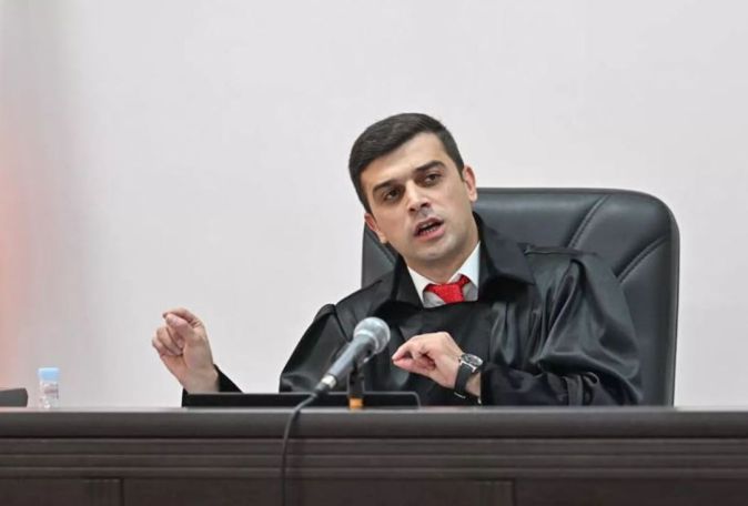 Անհասկանալի է, իհարկե, դատավորն ամաչո՞ւմ է այդ անցյալից, և լրագրողի հաշվին է որոշել ինքնամաքրվե՞լ, թե…․ Խամոյան
